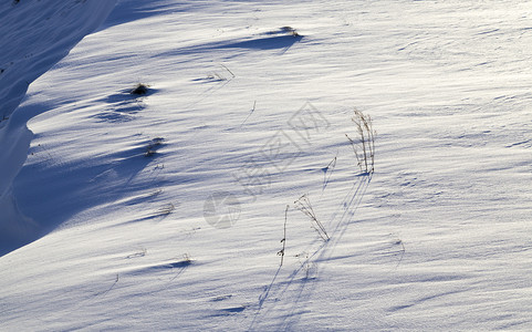 美丽的冷冻成长地表下大雪后有流在山坡边缘有峰和阴影草地长雪阳光明媚的冬天清晨阳光晴朗的冬天清晨图片