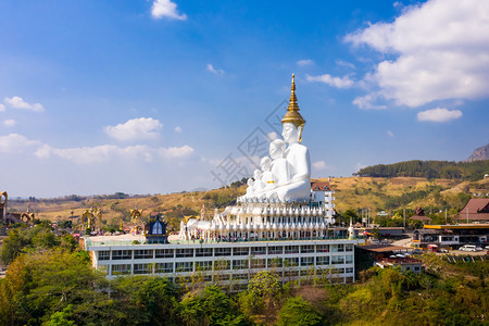 蓝色的笏在泰国Khaokhophethaboon山上看到大佛和蓝天空背景老的图片