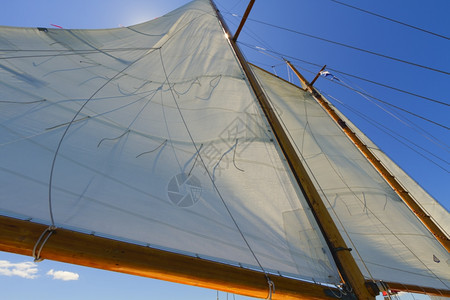 血管海上帆船赛私人游艇的吊杆帆和操纵风景图片