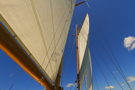 激动帆船赛血管私人游艇的吊杆帆和操纵风景图片