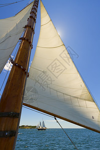 运动私人帆船游艇的吊杆帆和操纵风景水划船图片