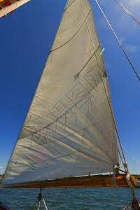 户外私人帆船游艇的吊杆帆和操纵风景码头海洋图片