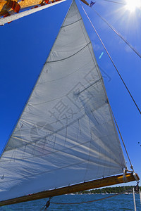 活动旅行私人帆船游艇的吊杆帆和操纵风景航海的图片