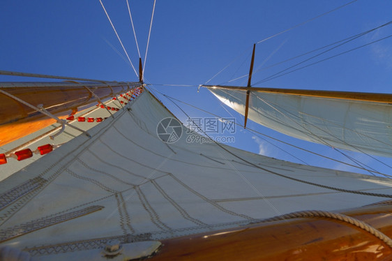 私人的户外美丽帆船游艇的吊杆帆和操纵风景图片