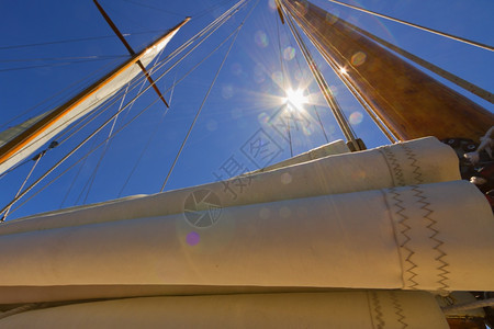 美丽奥尔洛夫结构体私人帆船游艇的吊杆帆和操纵风景图片