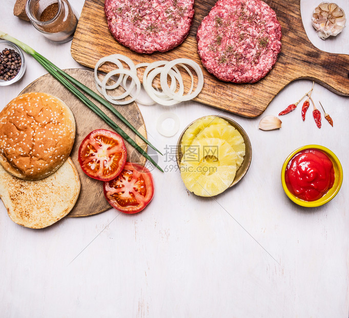 烹饪汉堡概念包小肉片洋葱番茄酱油边框木制生锈背景文字位置盘子炙烤切割图片