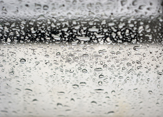 流动液体窗口上的雨滴抽象背景季节概念清除图片