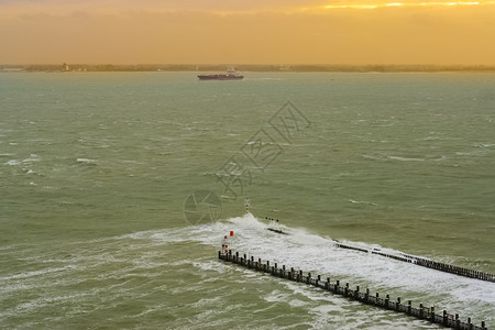 荷兰泽狂野海洋的风景和面位于荷兰西的吉斯木制线条塔图片