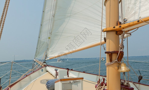 划船私人帆游艇的吊杆帆和操纵风景停泊娱乐图片