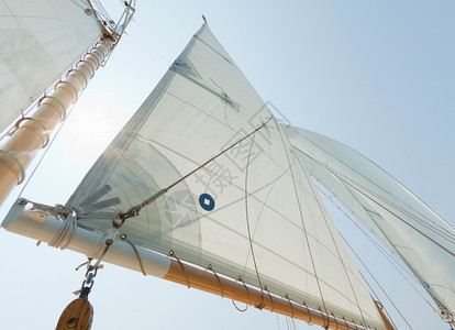 私人帆船游艇的吊杆帆和操纵风景活动天空码头图片
