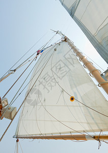 户外休闲的私人帆船游艇吊杆帆和操纵风景结构体图片