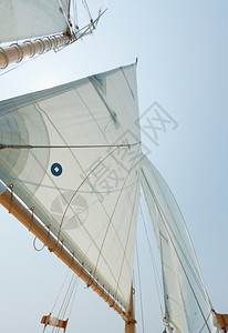 细节帆船赛夏天私人游艇的吊杆帆和操纵风景图片
