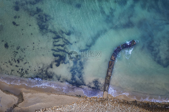 海岸线从无人驾驶飞机到海岸和古老的混凝土码头海背景港口假期图片