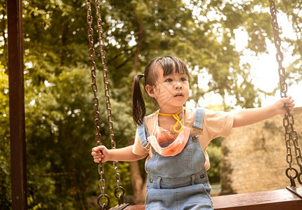 夏季在公园玩耍的小女孩图片