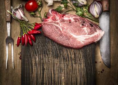 猪肉排配有新鲜草药和香料用于烹饪叉子和刀具放在生锈木背景上顶视晚餐营养丰富乡村图片
