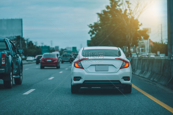 车辆颜色停在公路上的汽车和用于每日旅行的道路上小客车座速度图片