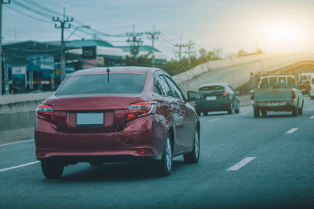 驾驶车停在公路上的汽车和用于每日旅行的道路上小客车座闪亮位图片