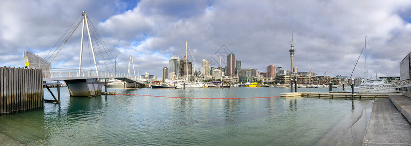 城市天际和港口阴云的下午全景新西兰奥克水景观蓝色的图片