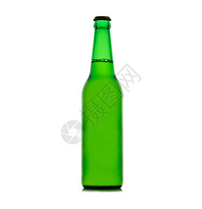 啤酒在一个绿色瓶子里孤立在白色背景上缩合麦酒帽图片
