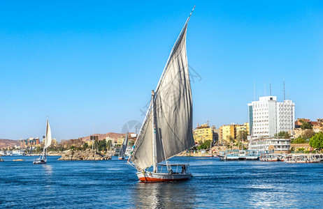 河边Aswan乘船出海旅行在阳光明媚的夏日河东图片