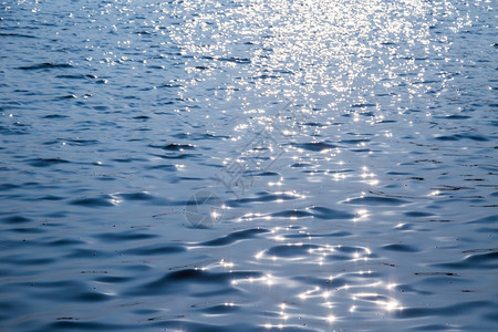 美丽阳光日落时的地表水日落时的地表水海图片