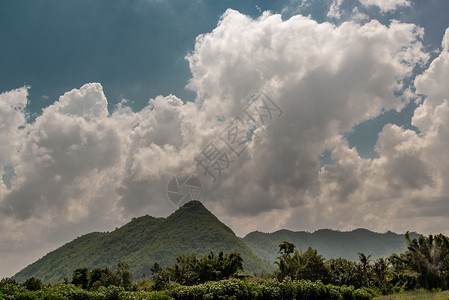 草地泰国的绿色田和步行道山区的戏剧背景和有云的蓝天空大如其背景火山草图片
