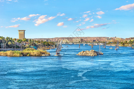 冒险假期埃及尼罗河的阿斯旺市和帆船蓝色的图片