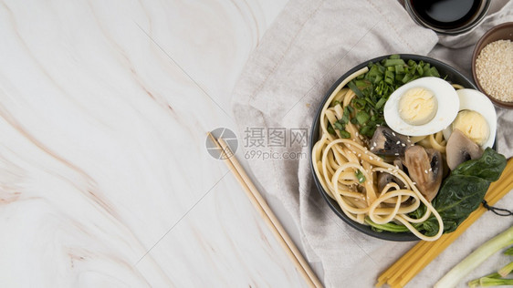 胸部盘子晚餐菠菜鸡蛋拉面汤复制空间图片