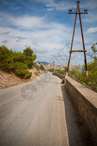 春天山中的道路和上电线高速公路自然图片