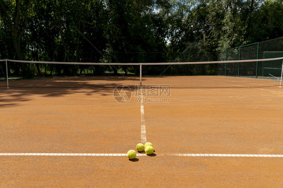 地面有网球场的赭色运动图片