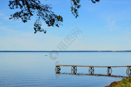 波罗的海湾旧木浴场瑞典岛上奥兰外的老木浴码头绿色风景天图片