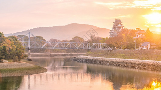 古老的秋季在日落时本福滨市的好山城堡观光冈图片