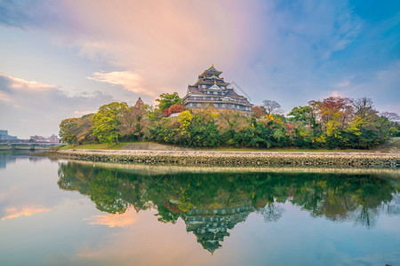 秋季在日落时本福滨市的好山城堡冈塔风景优美图片