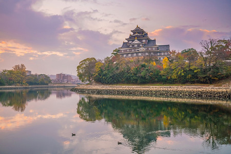 夜晚冈山城亚洲秋季在日落时本福滨市的好山城堡图片