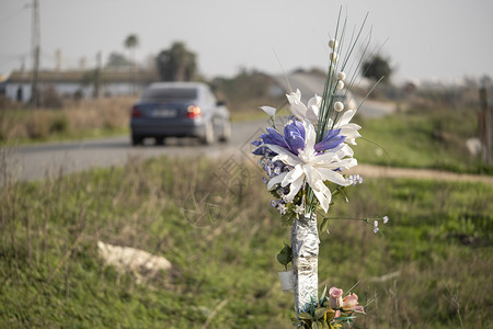 道路事故现场的纪念花束坟户外司机图片