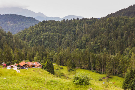乡村的绿谷一个庄靠近森林山旅游图片