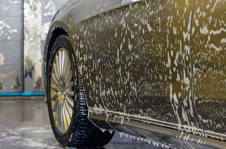喷白色的洗涤剂汽车和泡沫洗图片