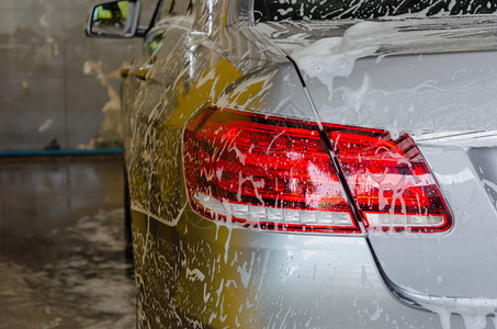 汽车和泡沫洗蜡服务反射图片