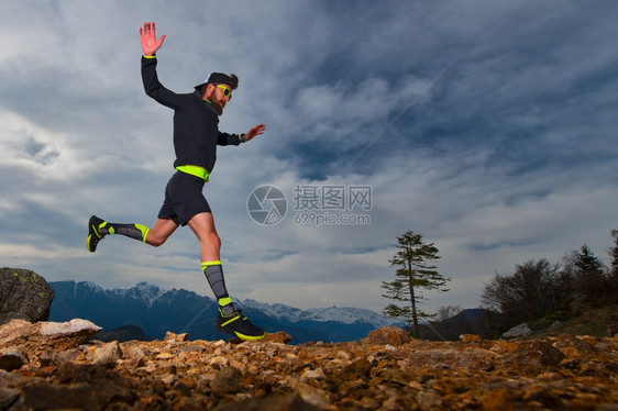 自然锻炼爬坡道准备一个男子在山上赛跑比的步轨运动进行体育训练图片