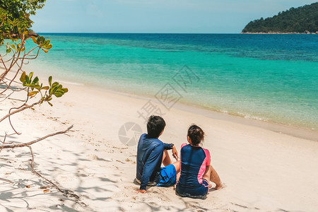 在海边度假的夫妻图片