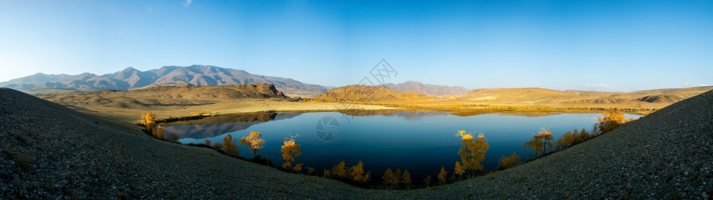 反射阿尔泰山湖风景全一年中的时间是秋天阿尔泰山湖一年中的时间是秋天清除西伯利亚图片