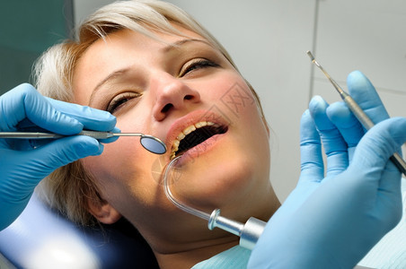 做牙齿手术的女性患者图片