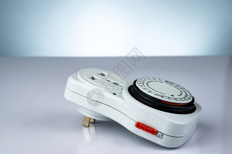 器上隔离的插件计时器套接字装置智能家庭工具机械定时器开关图片素材