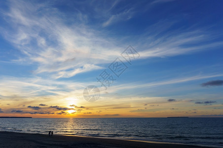 海洋日出水夕阳下的天空海上日落浪中阳光反射俄罗斯波的海夕阳中天空图片