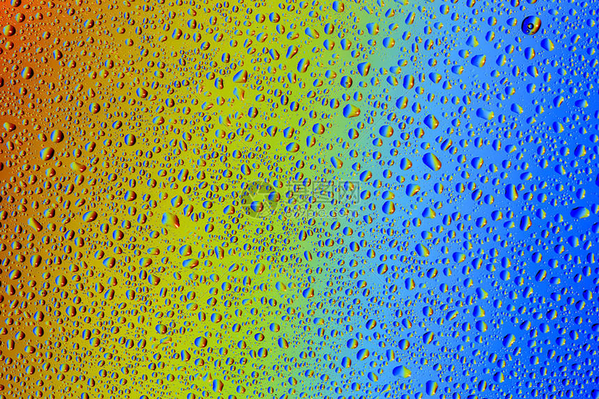 明亮的彩虹背景下水滴及其反射在彩虹背景中的水滴以及彩虹背景上的水滴浪漫抽象的图片