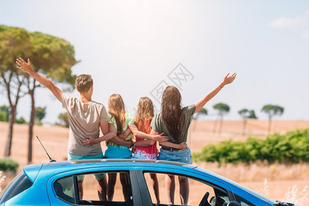 父母欧洲假日和旅行假期概念夏季汽车旅行和年轻家庭休假青节日的暑假幸福孩子图片