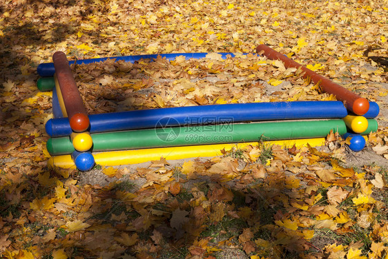 木头镇Tara塑料生化儿童在公园沙箱中的儿童操场秋天落下黄色树叶童子们在公园沙箱中游乐场滴图片