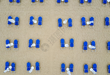 颜色户外空中最上方的海滩景色上面有白雨伞和蓝休息椅闲暇图片