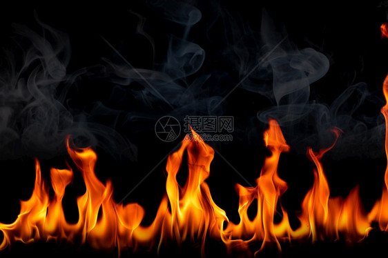自然营火复制黑底烟雾的火焰燃烧红色热火花上升橙发光的飞粒图片