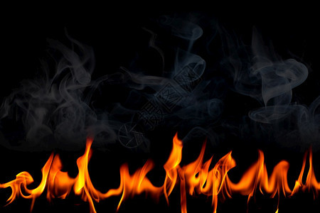 点燃火热温暖的黑底烟雾火焰燃烧红色热火花上升橙发光的飞粒图片